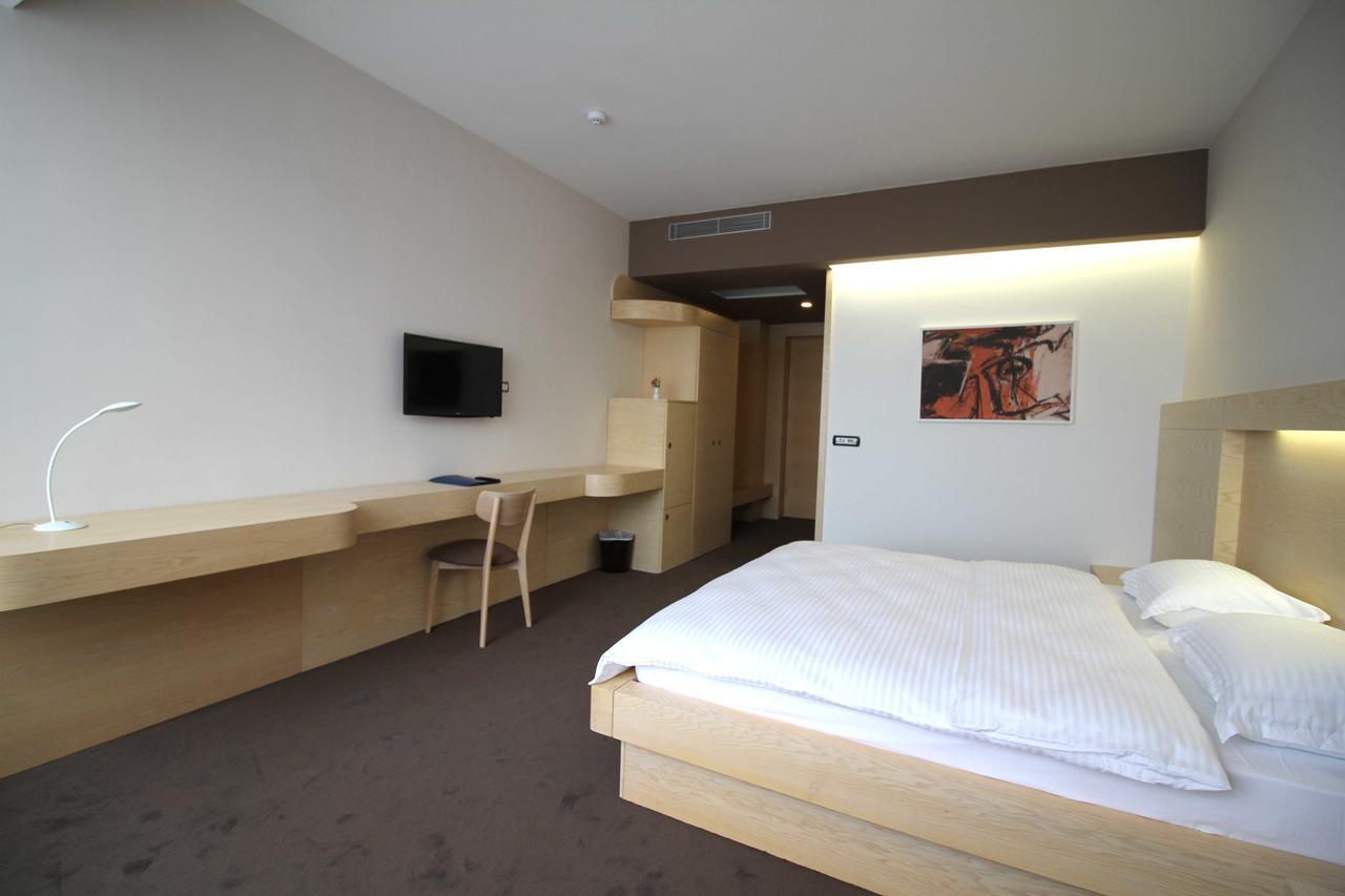Hotel International Prishtina & Spa Pristina Extérieur photo