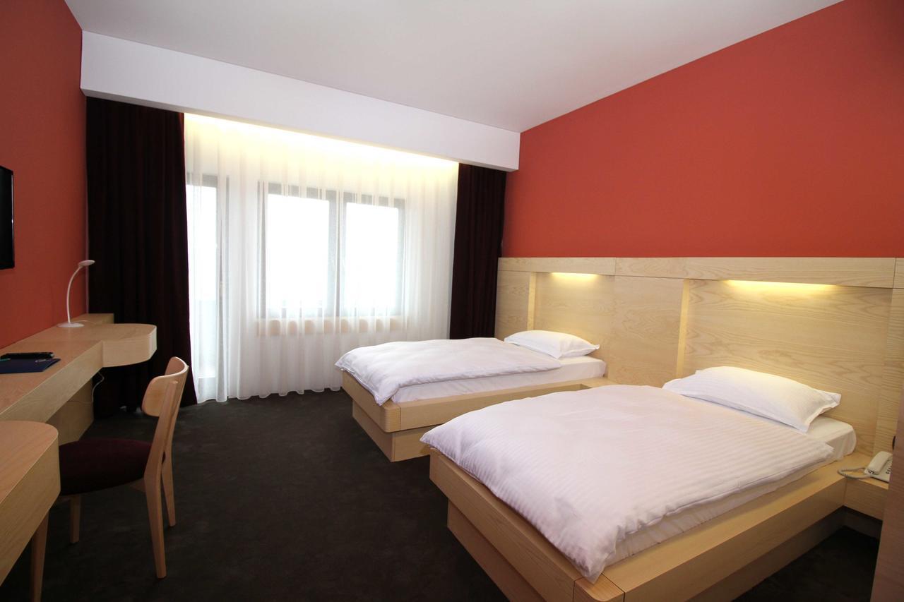 Hotel International Prishtina & Spa Pristina Extérieur photo