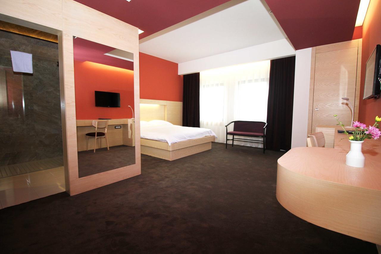 Hotel International Prishtina & Spa Pristina Extérieur photo