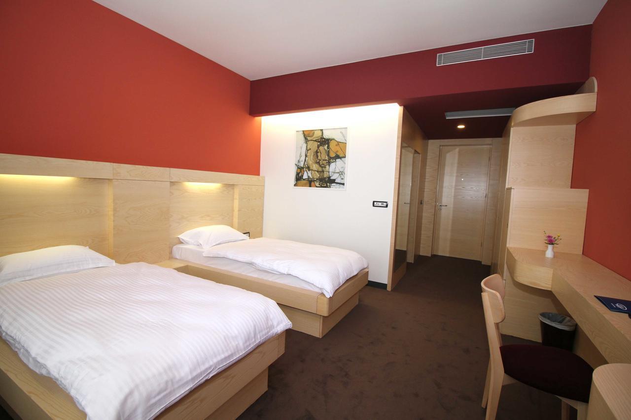 Hotel International Prishtina & Spa Pristina Extérieur photo