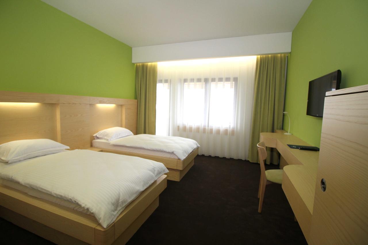Hotel International Prishtina & Spa Pristina Extérieur photo