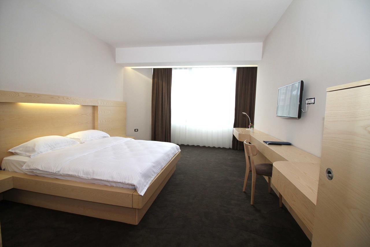 Hotel International Prishtina & Spa Pristina Extérieur photo