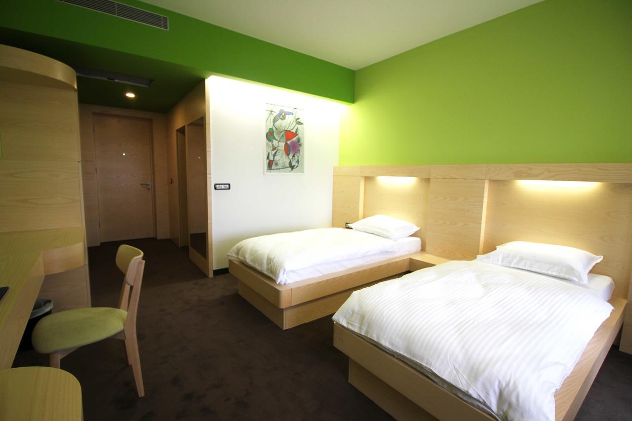 Hotel International Prishtina & Spa Pristina Extérieur photo