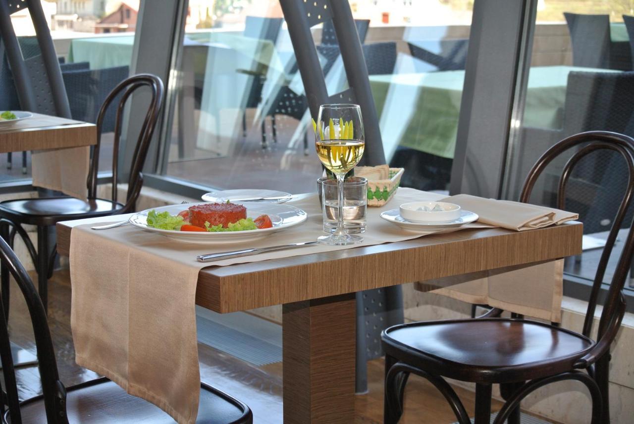 Hotel International Prishtina & Spa Pristina Extérieur photo
